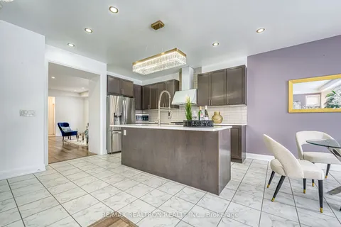 60 Charlotte Abby Dr, East Gwillimbury, ON L9N 1G5