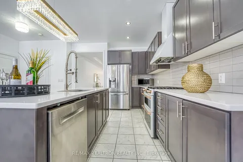 60 Charlotte Abby Dr, East Gwillimbury, ON L9N 1G5
