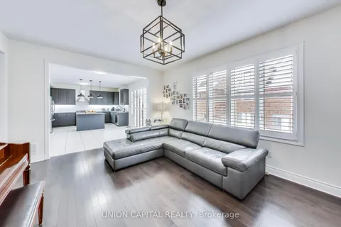 918 Ernest Cousins Circle, Newmarket, ON L3X 0B7