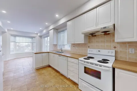 8 Townwood Drive, Richmond Hill, ON L4E 4Y3