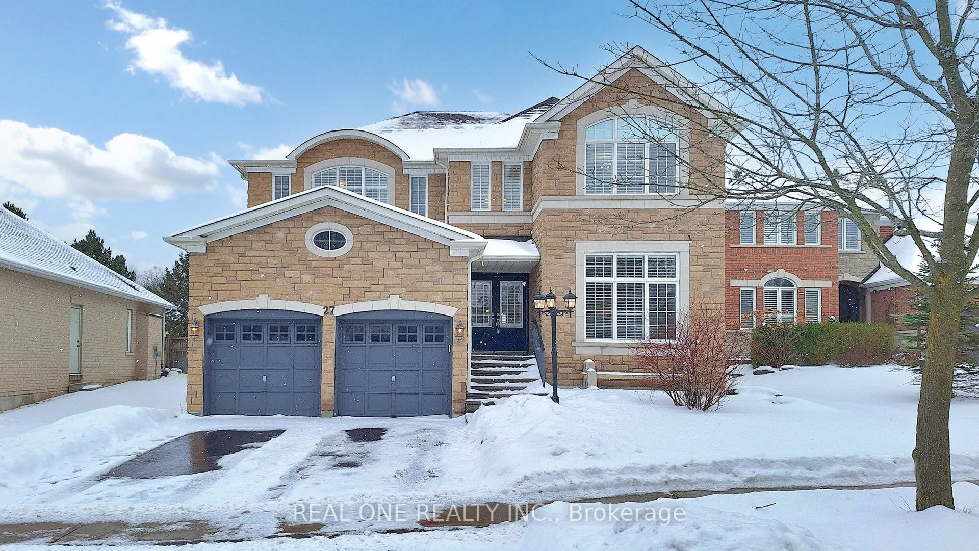 27 Gleave Court, Aurora, ON L4G 7L9