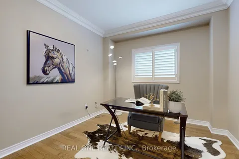 27 Gleave Court, Aurora, ON L4G 7L9