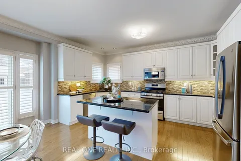 27 Gleave Court, Aurora, ON L4G 7L9