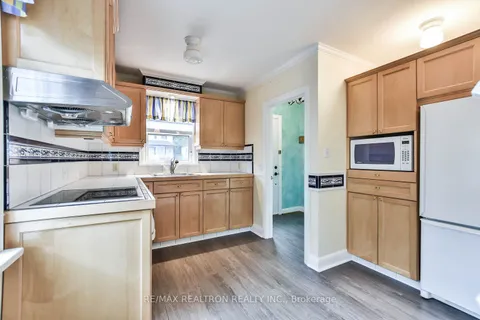 48 Elmwood Avenue, Richmond Hill, ON L4C 1K2