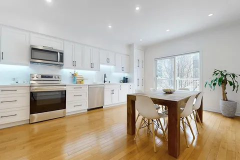 9241 Bathurst St, Richmond Hill, ON L4C 6C2