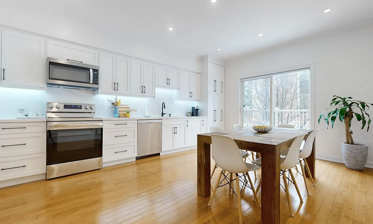 9241 Bathurst St, Richmond Hill, ON L4C 6C2