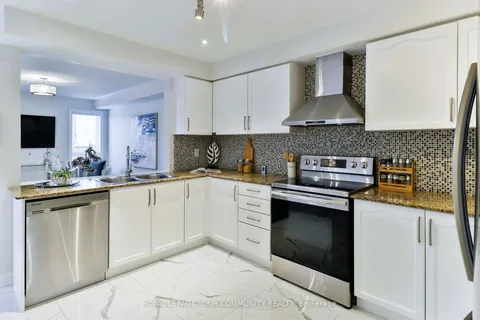 41 Four Seasons Cres, Newmarket, ON L9N 0C2