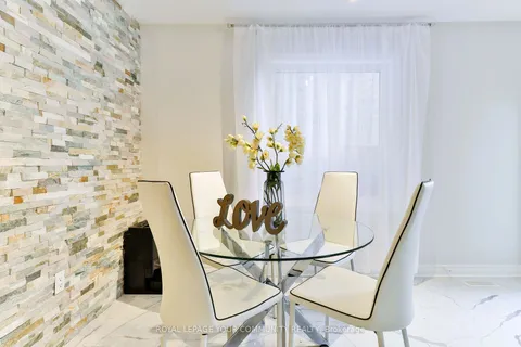 41 Four Seasons Cres, Newmarket, ON L9N 0C2
