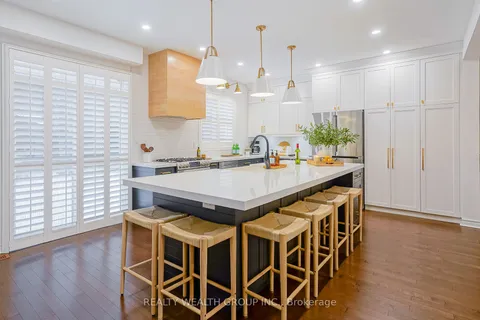 22 Halldorson Ave, Aurora, ON L4G 7Z1