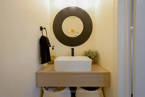 22 Halldorson Ave, Aurora, ON L4G 7Z1