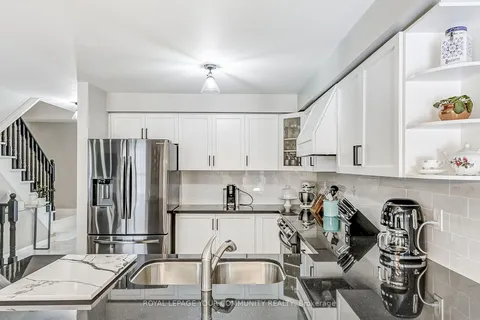 145 Castle Park Blvd, Vaughan, ON L4H 1X6