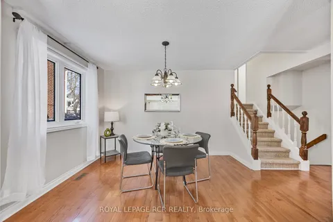 27 Kingston Rd, Newmarket, ON L3Y 5W5