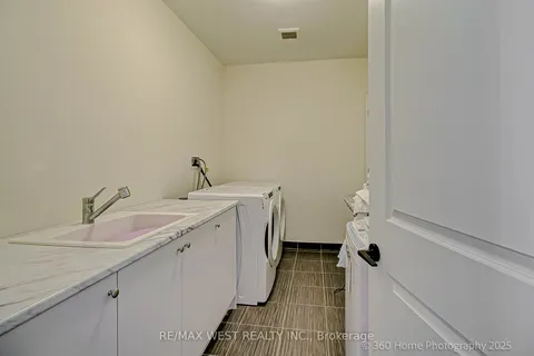 106 Silk Twist Drive, East Gwillimbury, ON L9N 0W4