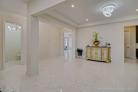 106 Silk Twist Drive, East Gwillimbury, ON L9N 0W4
