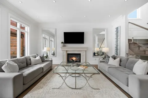 336 Pine Trees Court, Richmond Hill, ON L4C 5N4