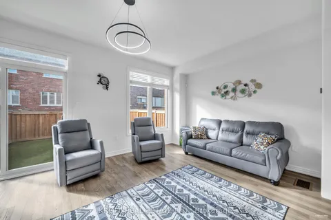 26 Frederick Taylor Way, East Gwillimbury, ON L0G 1M0