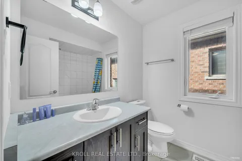 26 Frederick Taylor Way, East Gwillimbury, ON L0G 1M0