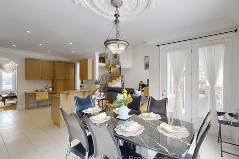 28 Lake Forest Drive, Richmond Hill, ON L4E 0B2