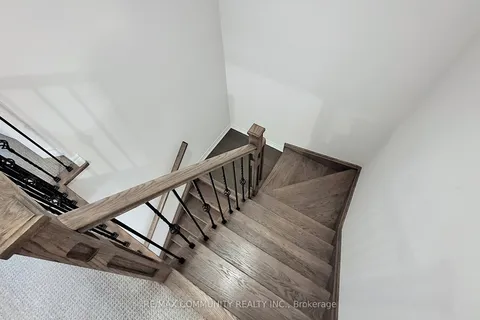 4 Frederick Taylor Way, East Gwillimbury, ON L0G 1M0