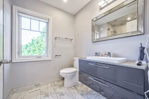 279 Mcclellan Way, Aurora, ON L4G 6P2