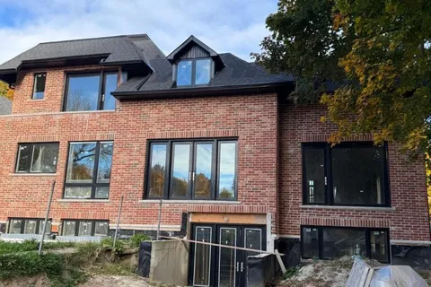 582 Lydia Street, Newmarket, ON L3Y 1M3