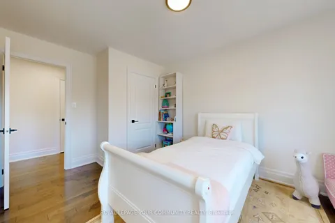 861 Oaktree Crescent, Newmarket, ON L3X 2Y7