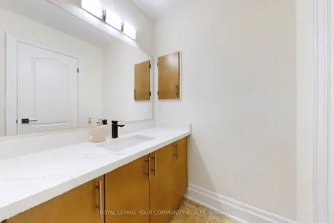861 Oaktree Crescent, Newmarket, ON L3X 2Y7