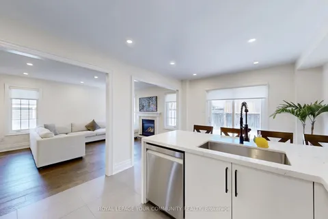 861 Oaktree Crescent, Newmarket, ON L3X 2Y7