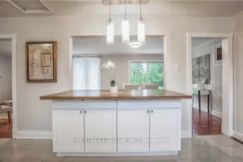 1011 Janette Street, Newmarket, ON L3Y 3C4
