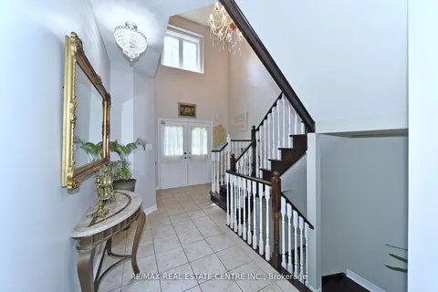 384 Highglen Avenue, Markham, ON L3S 4J3