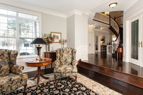 4 Lenarthur Court, Aurora, ON L4G 6M2