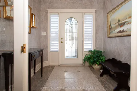 4 Lenarthur Court, Aurora, ON L4G 6M2