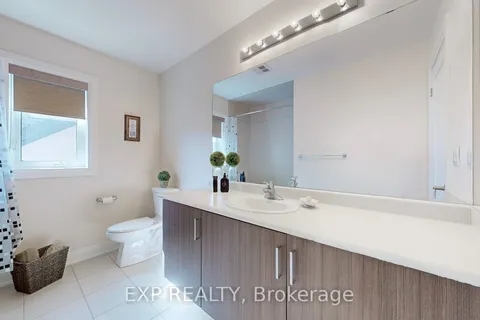 44 Festival Court, East Gwillimbury, ON L9N 0N8