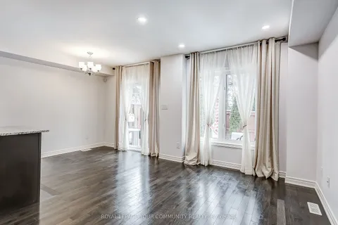 332 Doak Lane, Newmarket, ON L3Y 0A7