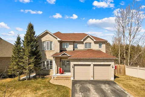 4 GOLD PARK Gate, Essa, ON L3W 0C2