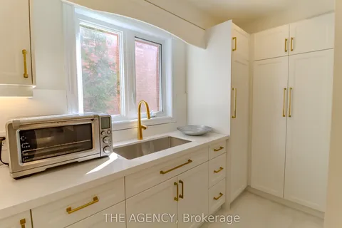 2A Chiltern Hill, Richmond Hill, ON L4B 3B9