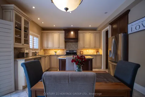 35 Morland Crescent, Aurora, ON L4G 7Z2