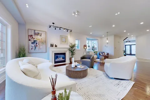 718 Peter Hall Drive, Newmarket, ON L3X 2T1