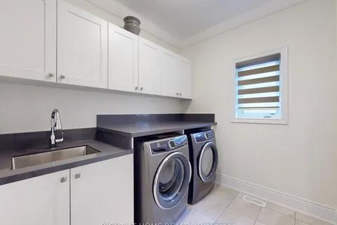 216 Sunset Vista Court, Aurora, ON L4G 3Y1