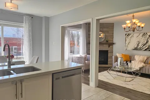 23 Springer Drive, Richmond Hill, ON L4C 0E9