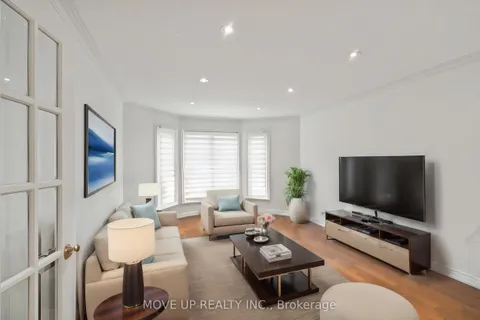 21 Gaby Court, Richmond Hill, ON L4C 8X1