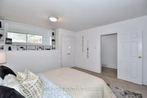 51 Gladman Avenue, Newmarket, ON L3Y 1W4
