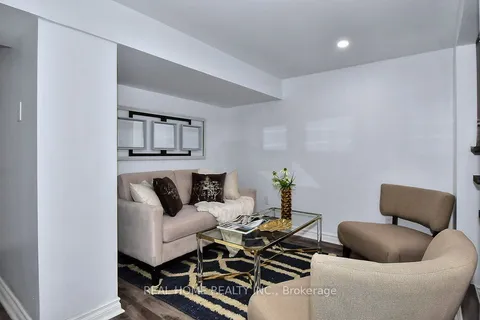 51 Gladman Avenue, Newmarket, ON L3Y 1W4