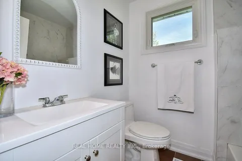 51 Gladman Avenue, Newmarket, ON L3Y 1W4
