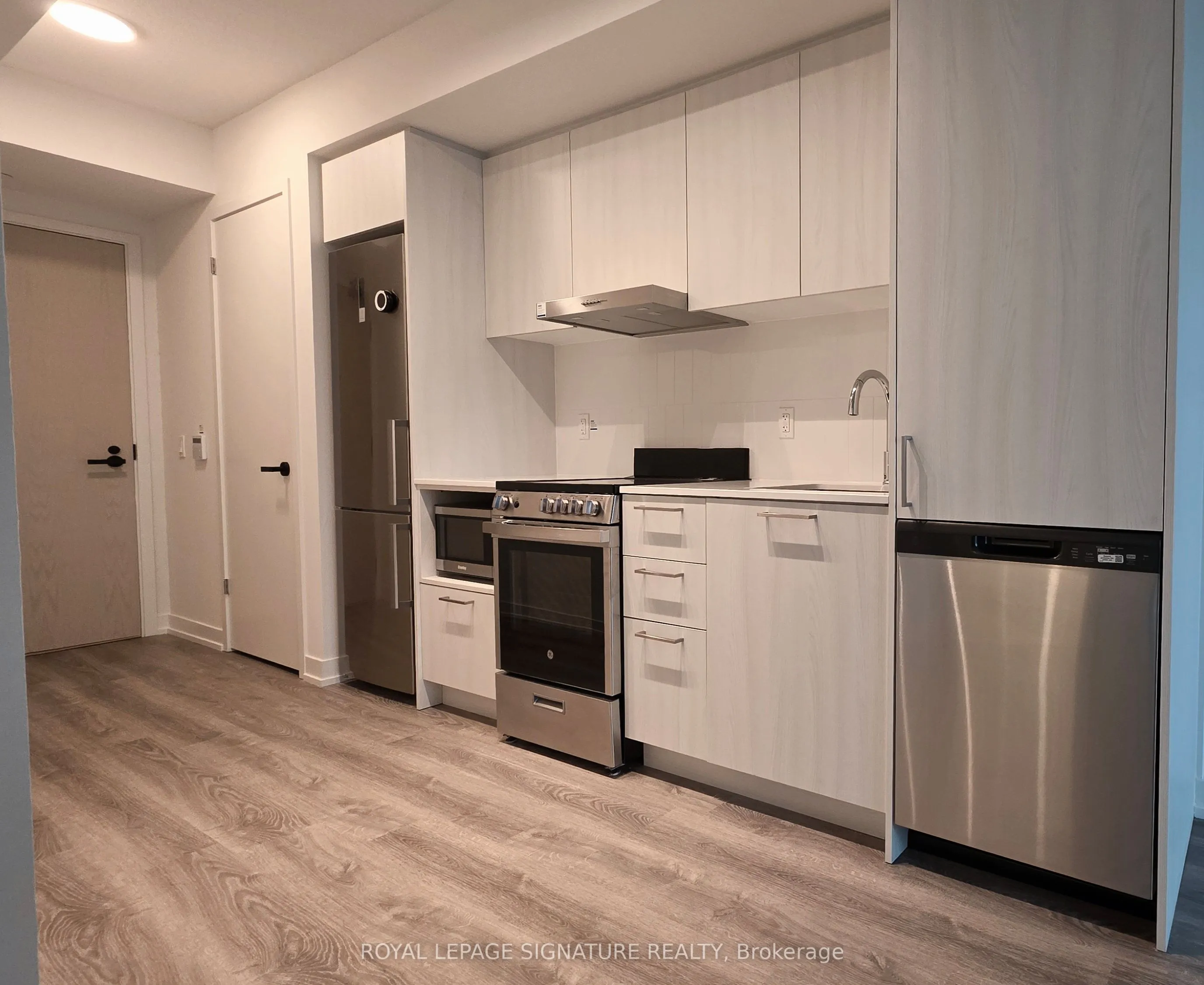 195 COMMERCE Street, ON L4K 0P9