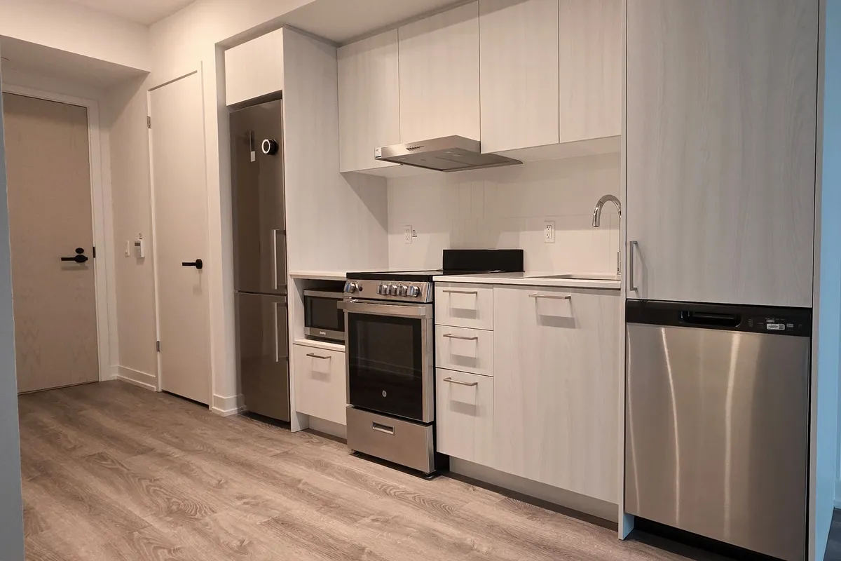 195 COMMERCE Street, ON L4K 0P9