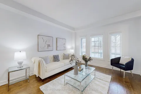 11 Luxton Avenue, Aurora, ON L4G 7J5