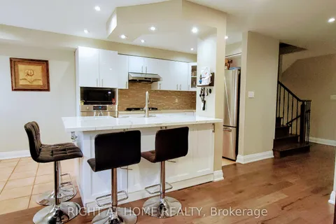 28 Fonteselva Avenue, Vaughan, ON L4H 2S1