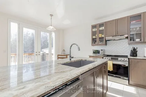199 SEAVIEW Heights, East Gwillimbury, ON L9N 0S3