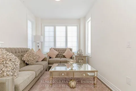 199 SEAVIEW Heights, East Gwillimbury, ON L9N 0S3